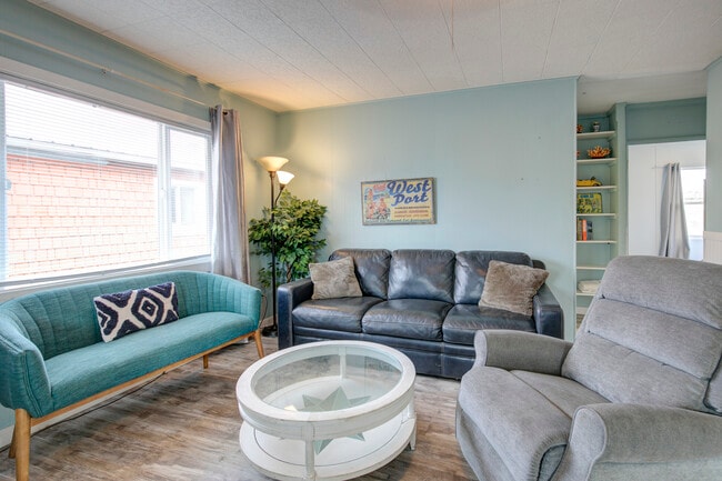 Foto del edificio - 1757 SR 105