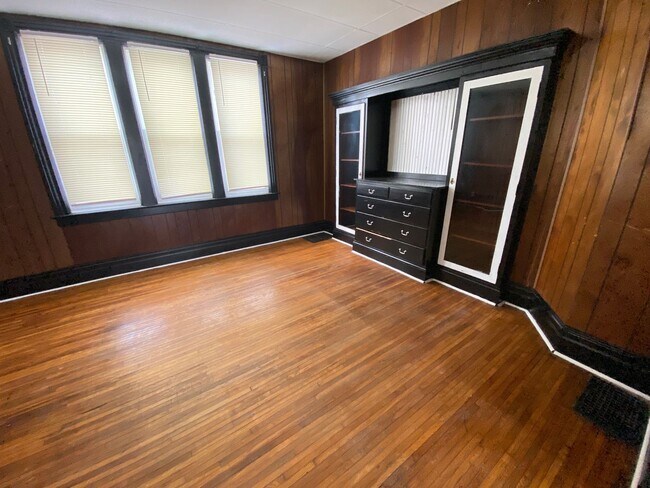 Building Photo - Spacious 3 Bedroom Home - Close to Downtown!