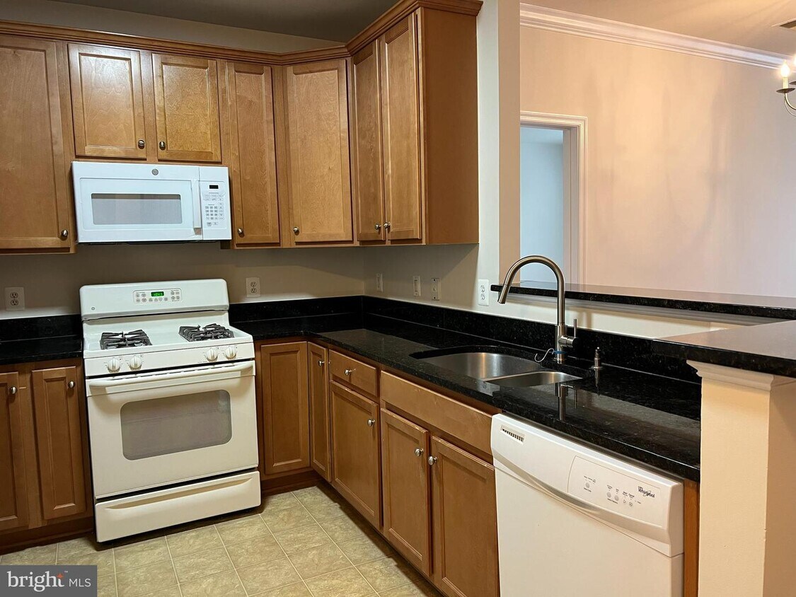 3840 Lightfoot St Unit 240, Chantilly, VA 20151 Room for Rent in