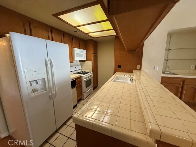 Foto del edificio - 11630 Warner Ave