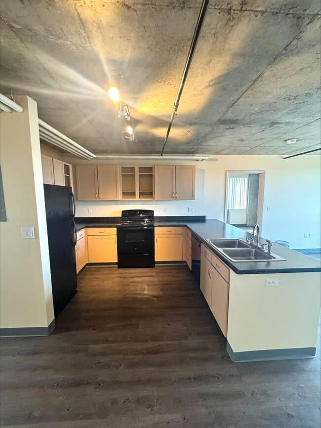 1x1E Kitchen - Broadway Plaza Lofts