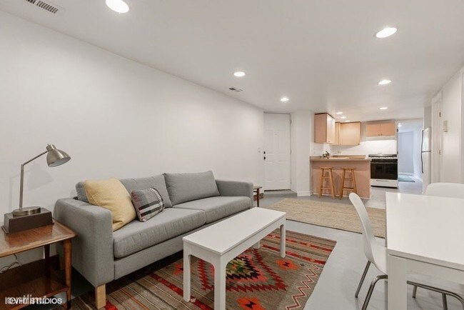 Foto del edificio - 2 br, 1 bath  - 3145 W Augusta Blvd # Gdn