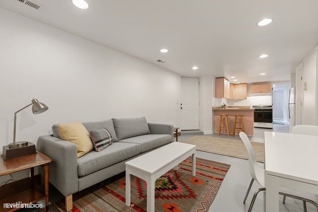 Building Photo - 2 br, 1 bath  - 3145 W Augusta Blvd # Gdn