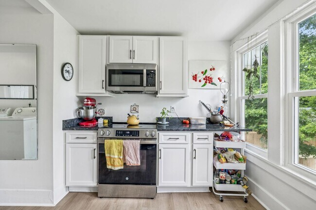 Foto del edificio - Charming Renovated 2BR/1BA Duplex in 1940s...