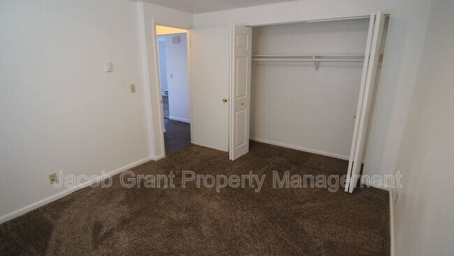 Foto del edificio - 1382 E Poplar St