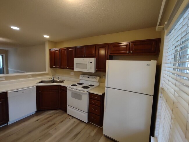 Building Photo - Pristine, move in ready Townhome located i...