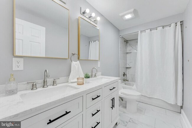 Foto del edificio - 15 N Main St