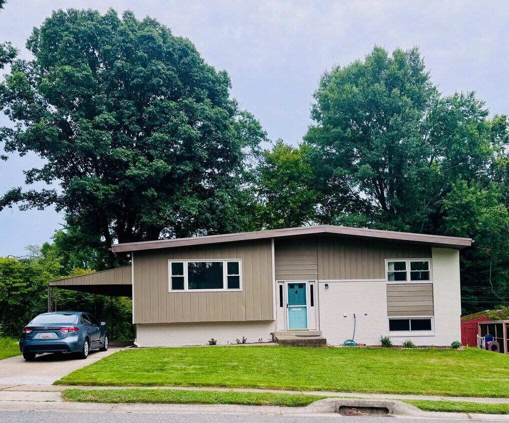 Foto principal - 5 bedroom, 2 bathroom home in Newark