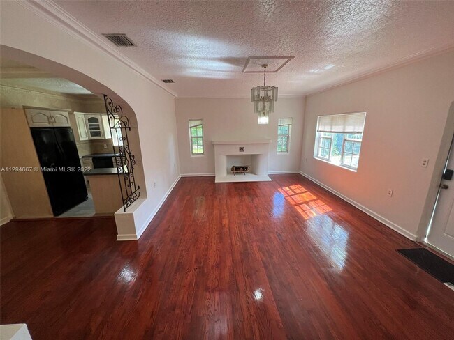 Foto del edificio - 695 NE 81st St