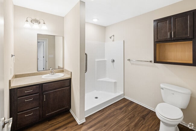 2BR, 1BA - 1,007SF - Bathroom - Villas of Benedictine