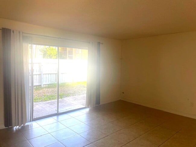 Building Photo - Spacious 3BR/2BA Condo Near Siesta Key Beach – Amenities Included!