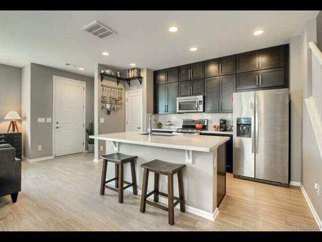 Building Photo - 2 Bedroom Townhome in Denver