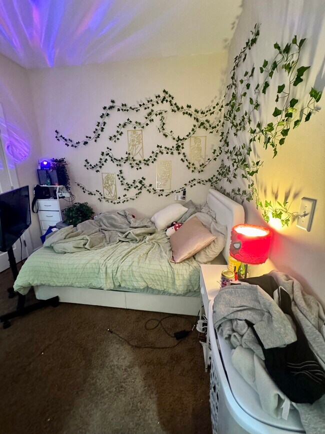 Dormitorio con muebles - 1704 Cecil B Moore Ave
