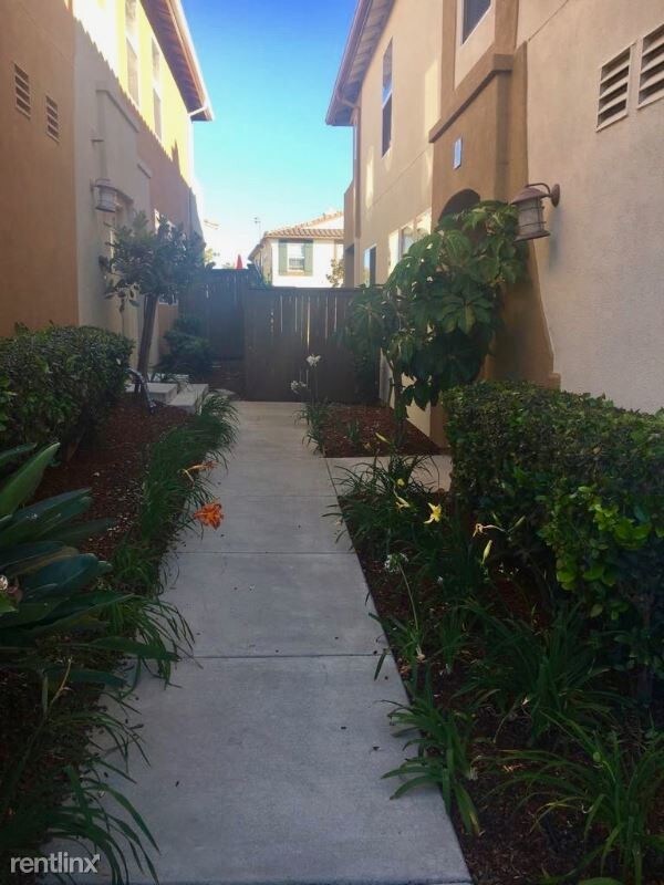 Building Photo - 3 br, 3 bath Townhome - 712 caminito valiente