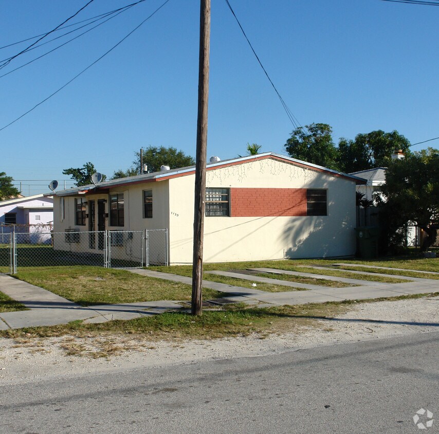 Foto principal - 1155-1165 NW 63rd St