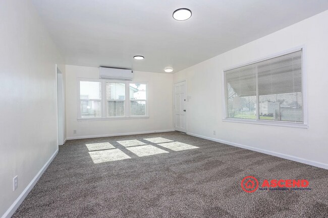 Foto del edificio - Charming 4 Bedroom Home!