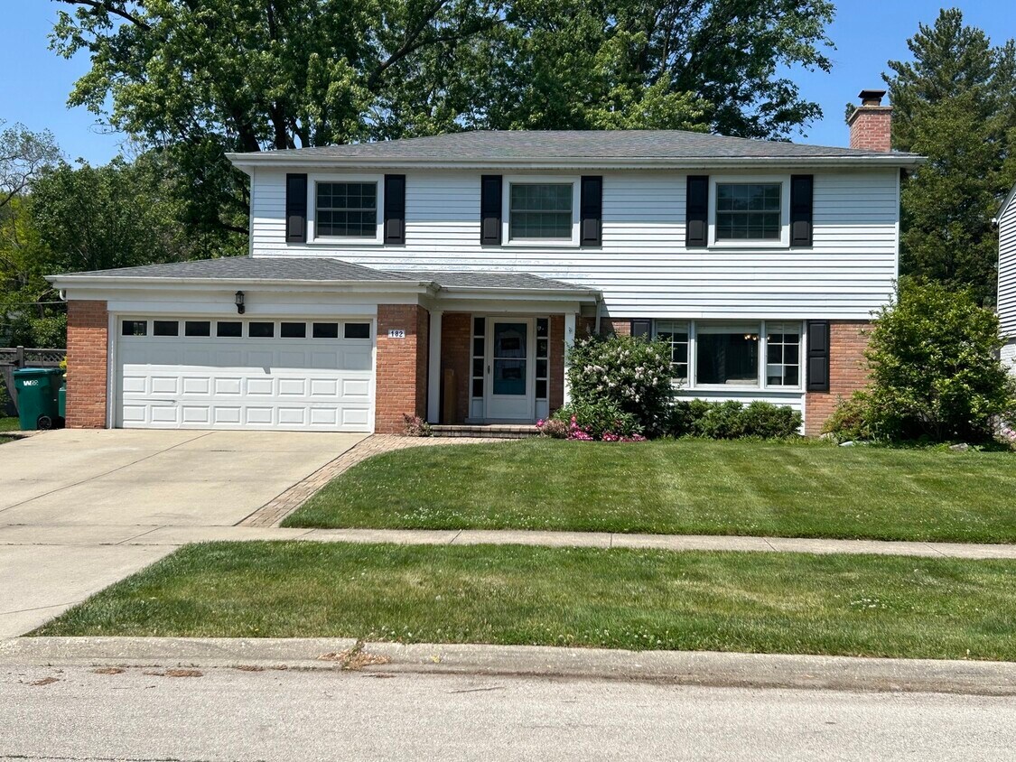 Foto principal - 182 Riverside Dr