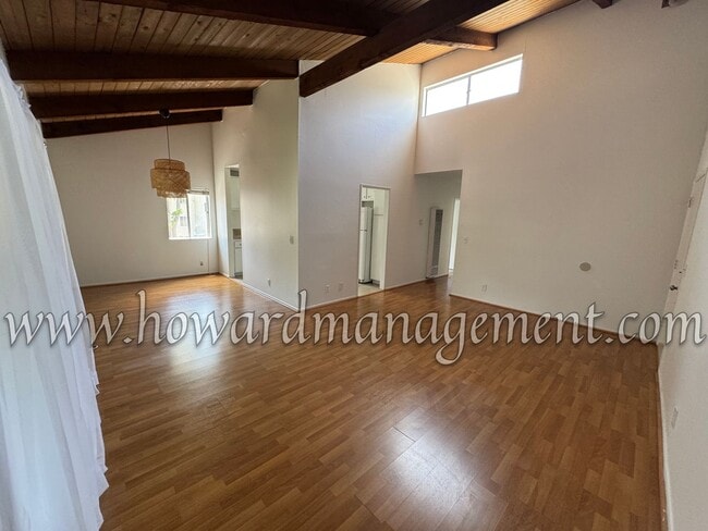 Building Photo - 3 Bedroom 2 Bathroom Condo in the Desirabl...