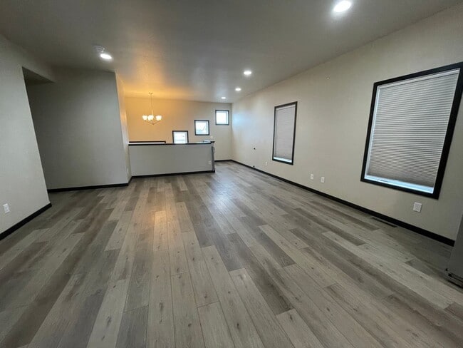 Building Photo - Beautiful Newer Build - 4 bed 2 Bath