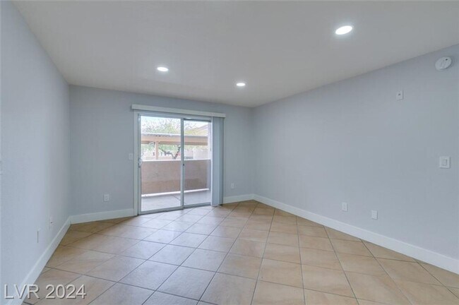 Building Photo - FANTASTIC 1ST FLOOR CONDO IN GATED SOUTHWE...