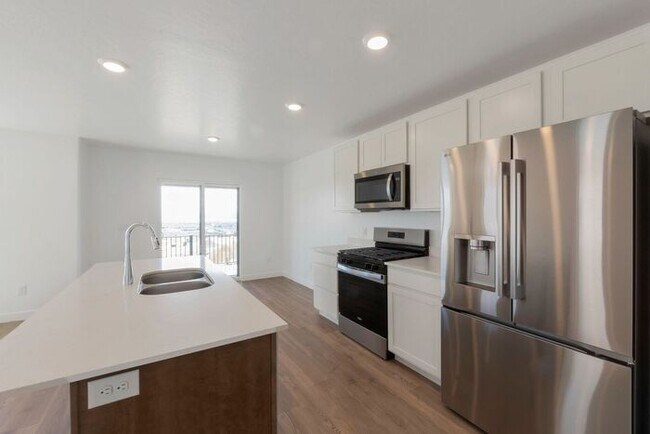 Foto del edificio - BRAND NEW LUXURY ROW END TOWNHOUSE W 2 CAR GARAGE