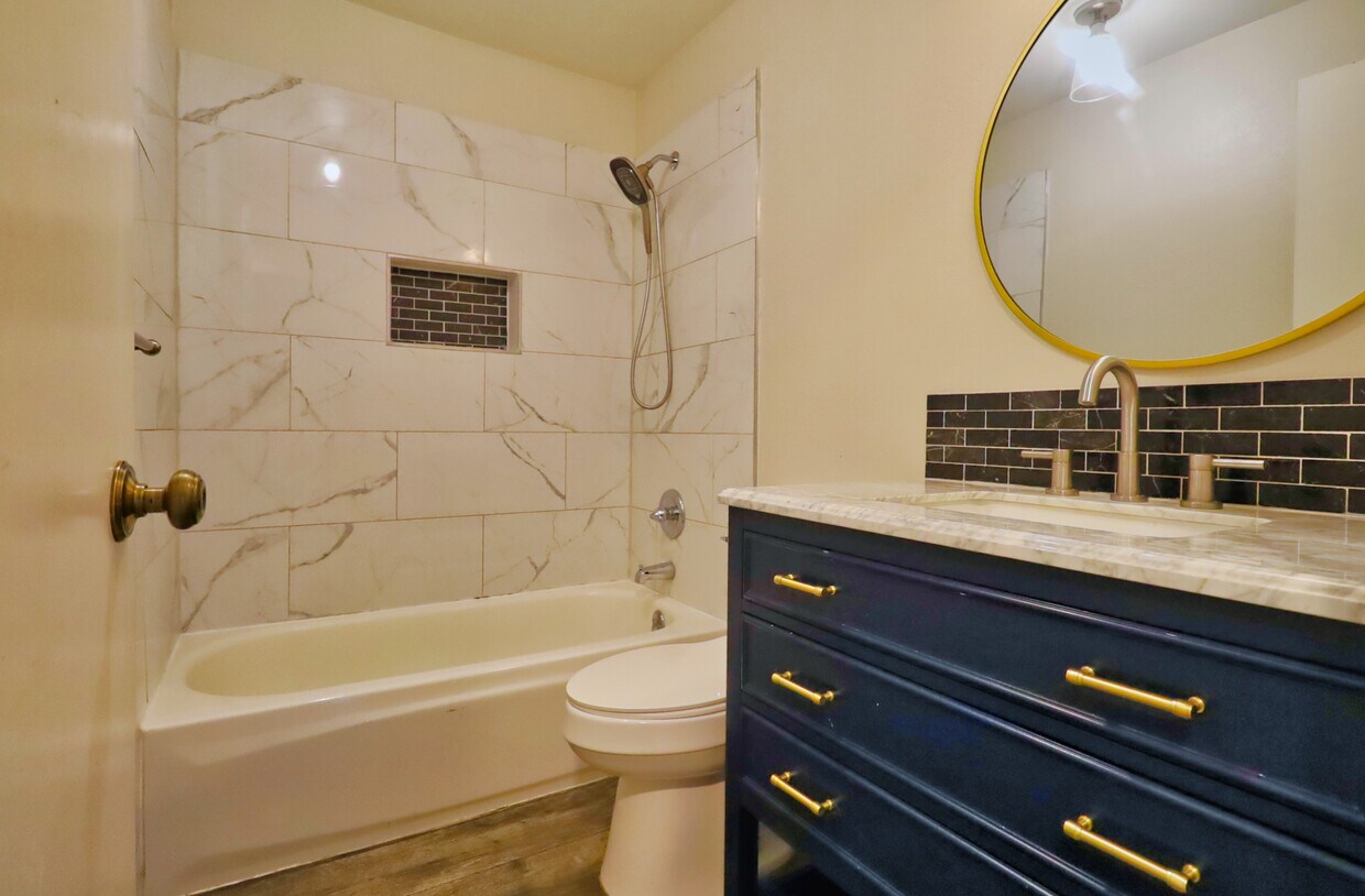 Hall bath tub - 13408 SE 20th St