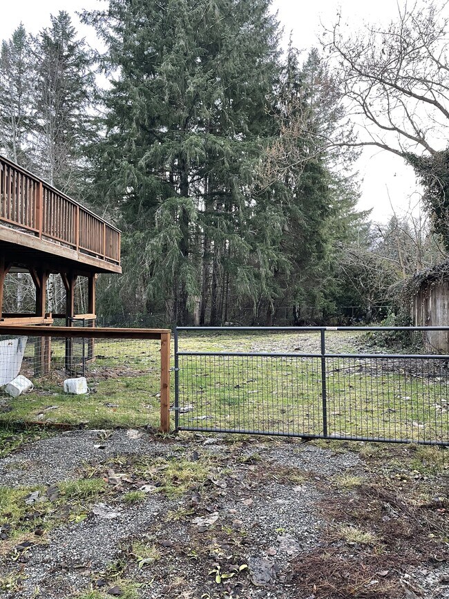 Large, fully fenced yard - 293383 Highway 101