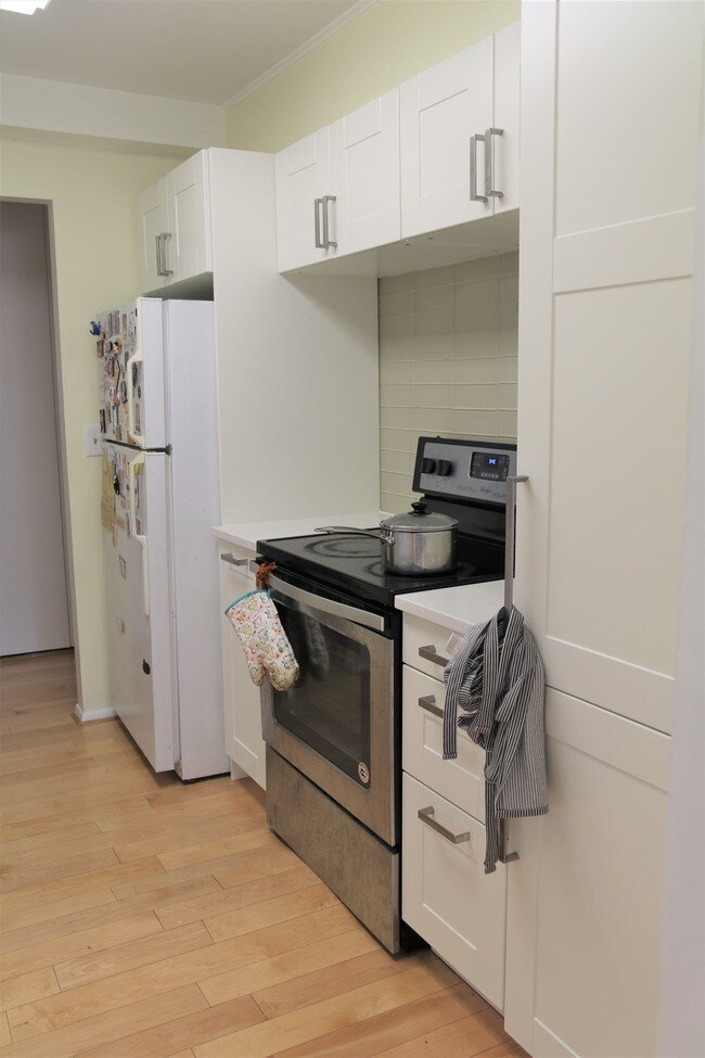 Kitchen - 887 Farmington Ave