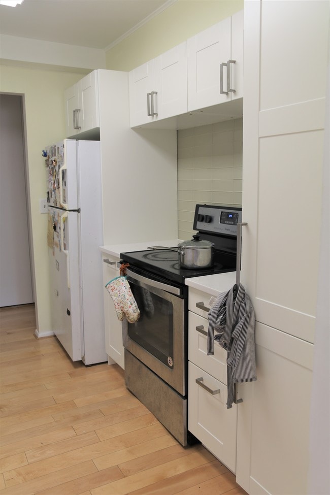 Kitchen - 887 Farmington Ave