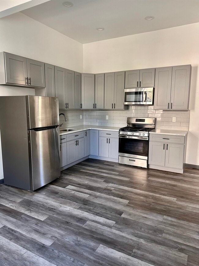 Building Photo - 1723 Summit Ave