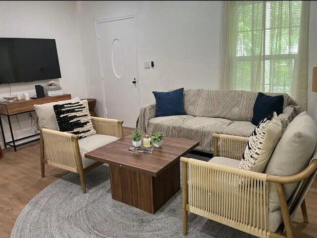 Foto del edificio - 353 NE 85th St