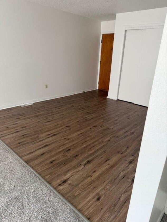 Foto del edificio - 407 W Main St