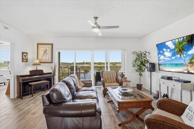 Foto del edificio - 6425 Shoreline Dr