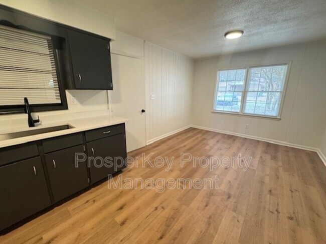 Foto del edificio - 6311 Bradshaw Dr