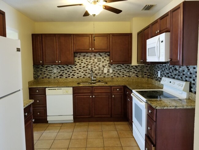 Building Photo - Charming South Tampa Home! NOW OFFERING $1...