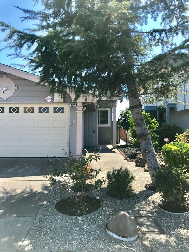 Primary Photo - 2712 Bayview Dr