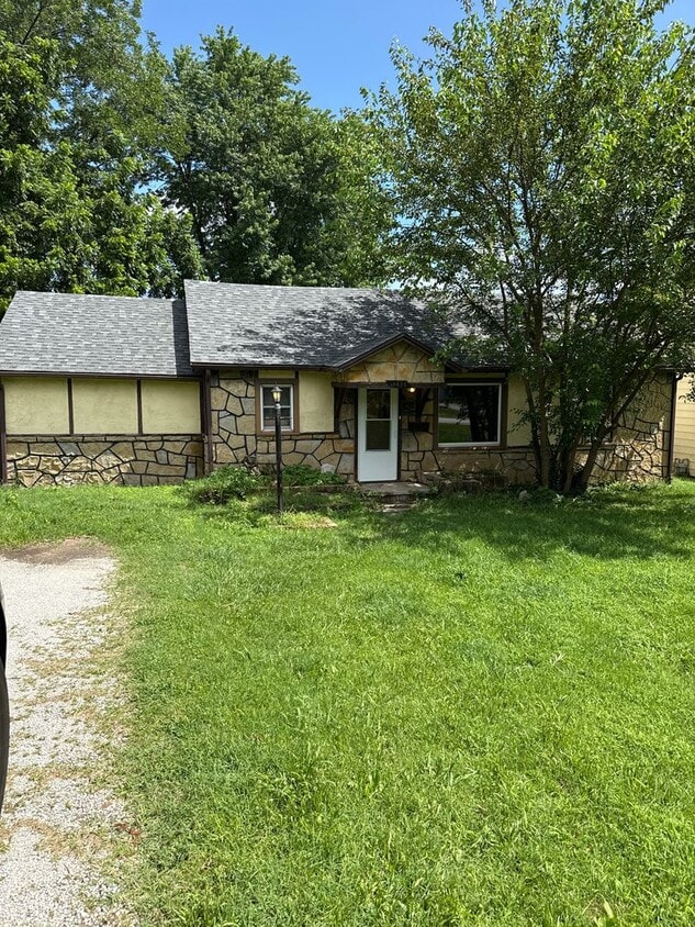 Foto principal - 5 bedroom 2 bathroom house