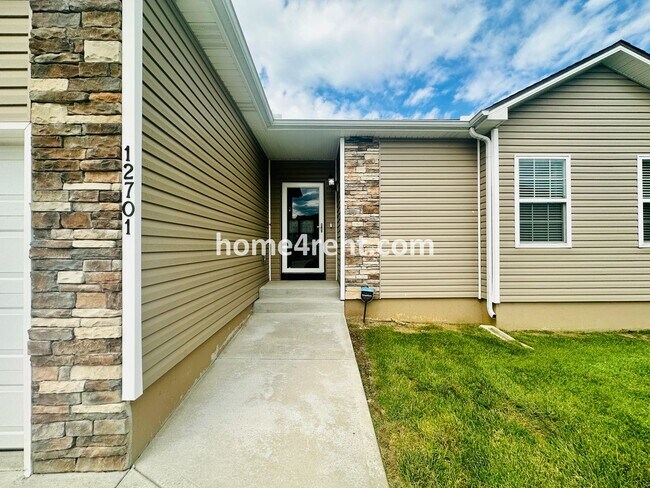 Foto del edificio - Ranch Style Home w/ Updated Kitchen, including SS Appliances and Granite Counters Plus a Large Un...