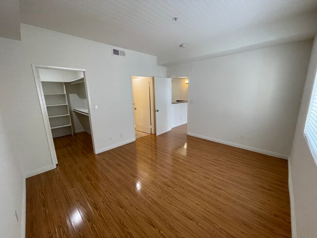 Building Photo - 7035 Lanewood Ave