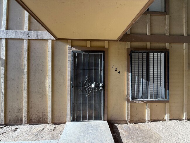 Foto del edificio - Downstairs 2 bedroom, 1 bathroom condo loc...