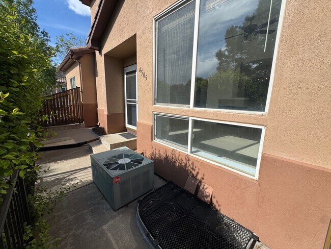 Building Photo - Spacious townhome with great views
