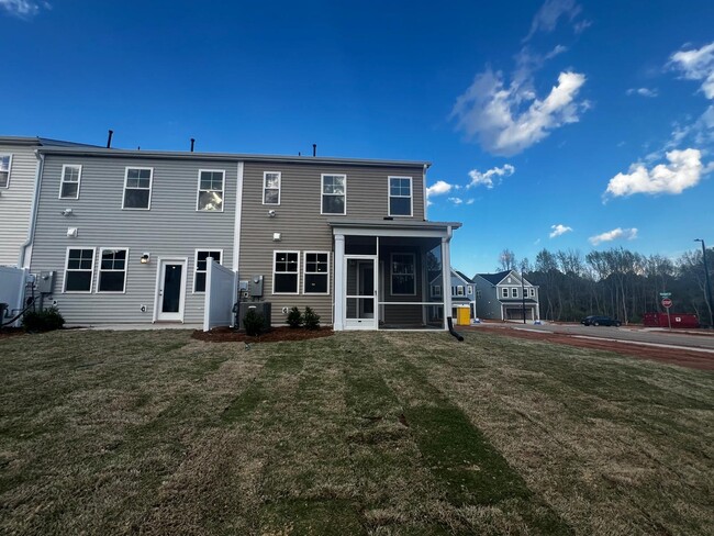 Building Photo - 5905 Woodlawn Dr