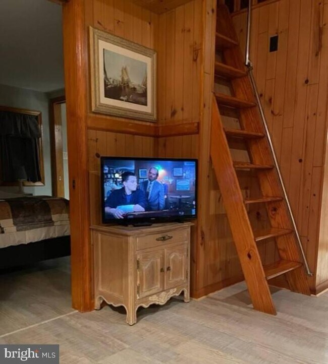 Building Photo - 379 River Rd