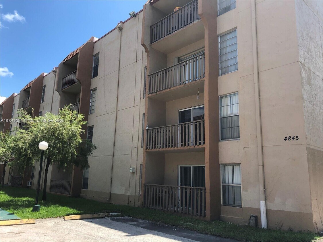 Foto del edificio - 4845 NW 7th St