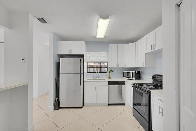 Foto del edificio - 12244 Royal Palm Blvd