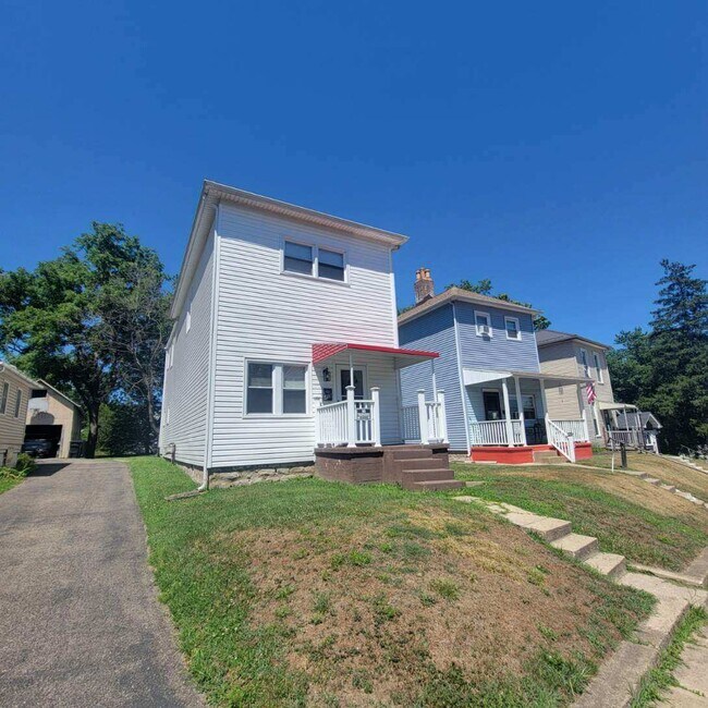 Building Photo - 419 Sheridan St