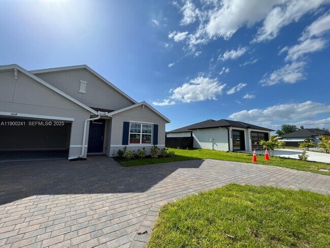 Foto del edificio - 304 El Dorado Blvd S