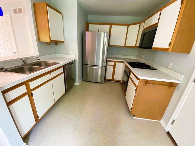 Building Photo - 8033 Colonial Ln