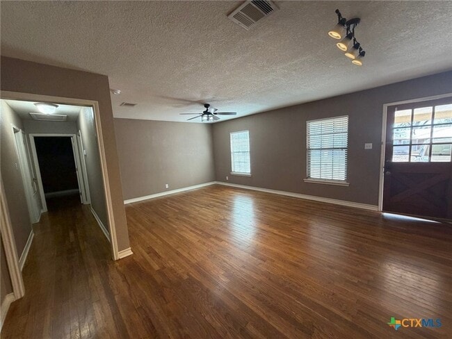 Building Photo - 127 Hillcrest Dr