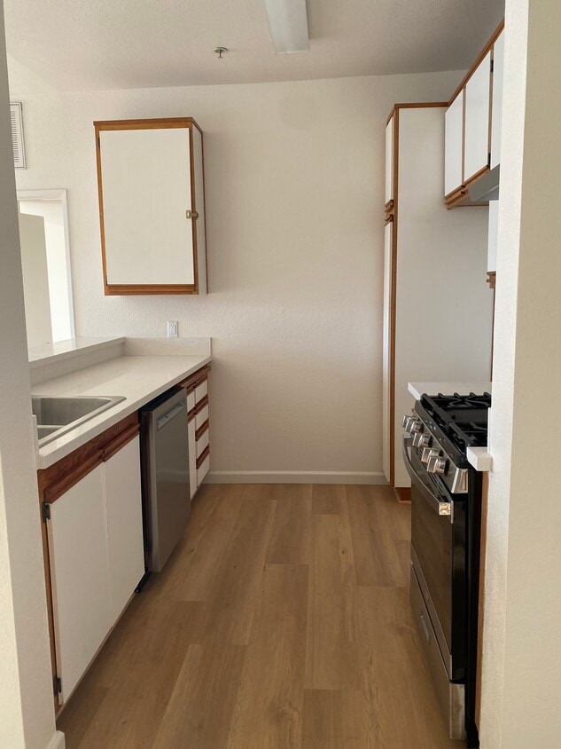 409 kitchen - Manhattan Regency